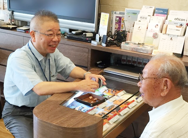 “相談だけ”の方も大歓迎！「認定補聴器技能者」「言語聴覚士」がご対応。全店に専門家が常勤しています。
