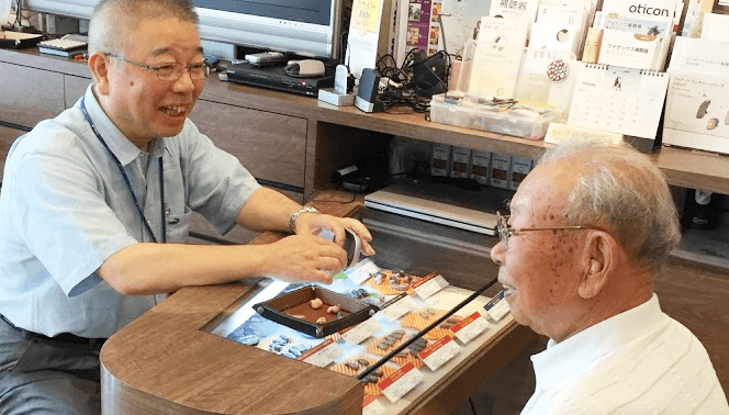 “相談だけ”の方も大歓迎！「認定補聴器技能者」「言語聴覚士」がご対応。全店に専門家が常勤しています。