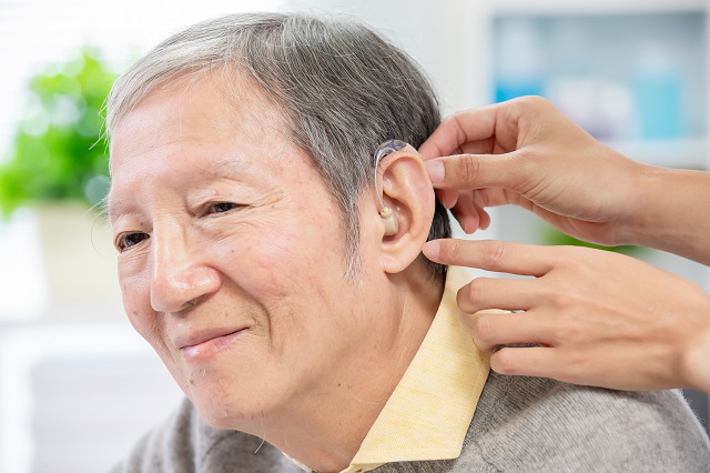補聴器を着ける人