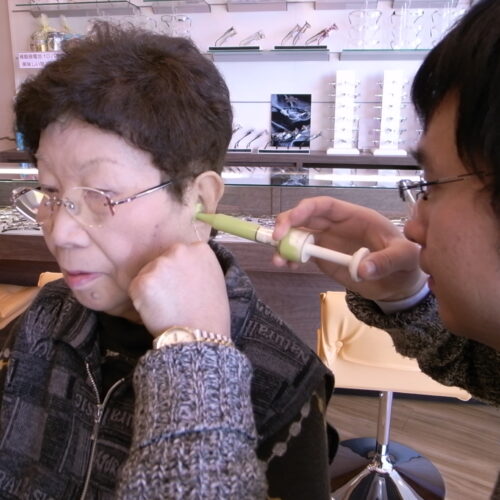 耳に型を注入しています。
