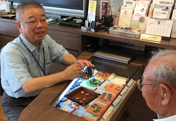 お客様との接客の様子