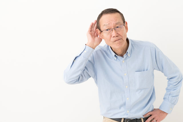 耳に手を当てながら聞く
