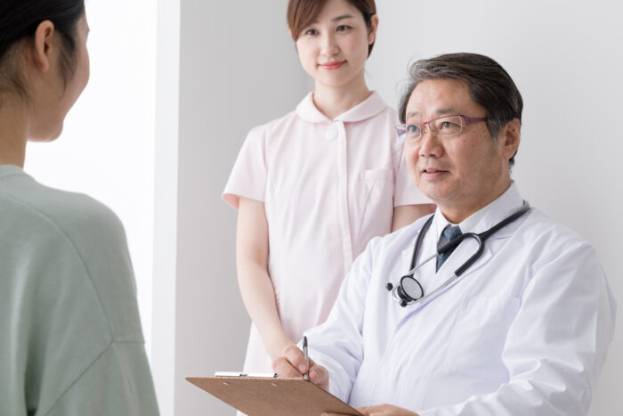 診察をする医者と患者