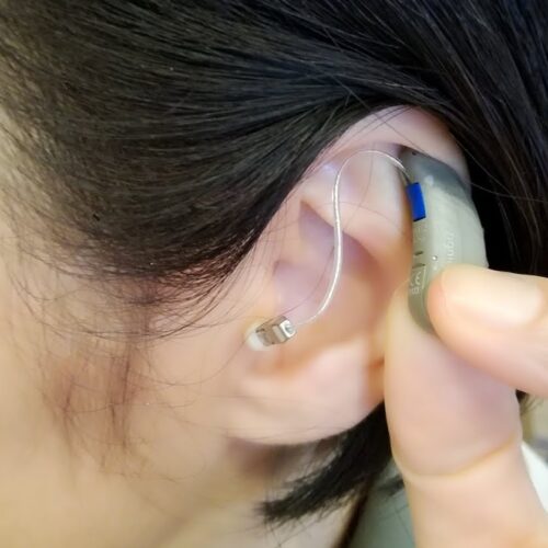 補聴器をつけるひと