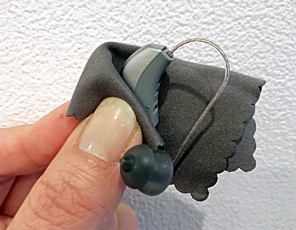 RIC補聴器を拭く様子