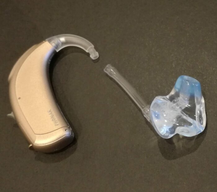 BTE耳かけ補聴器のイヤモールドを外す