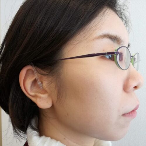 耳かけ型補聴器を装用した様子