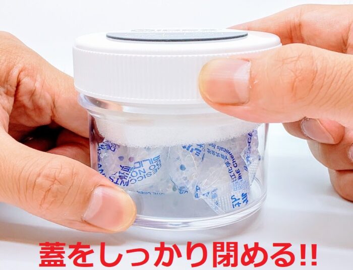 乾燥ケースのフタをしっかり閉める様子
