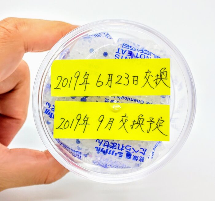 乾燥剤の交換時期を書いた乾燥ケース
