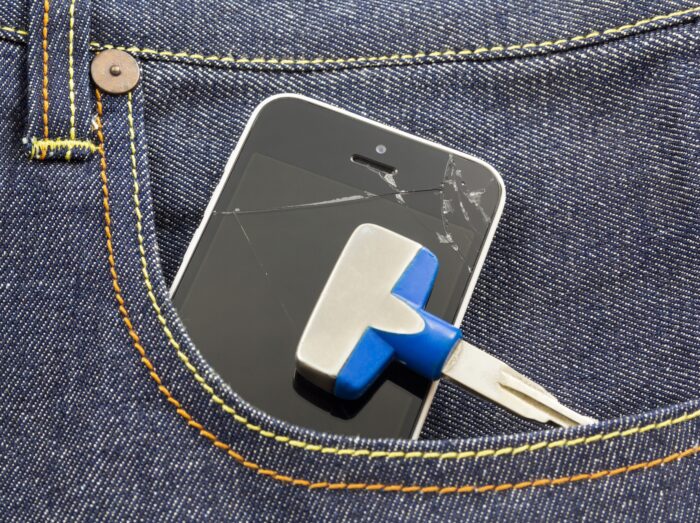 ポケットの中に入れたスマホ、キー