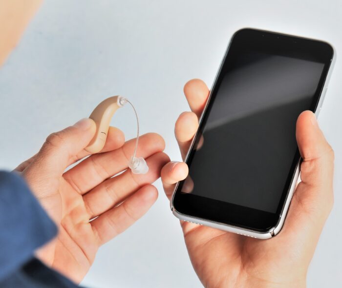 スマホと補聴器の画像