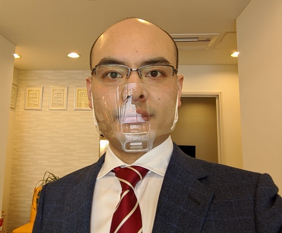透明マスクを装用した様子