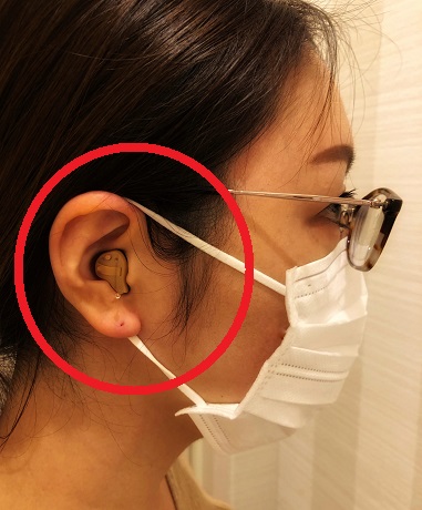 耳あな型補聴器、マスク、眼鏡を装用している姿