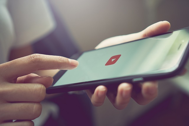 スマホ動画を見る様子
