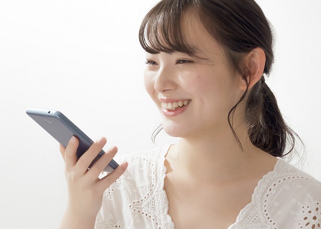 スマホを顔の前で縦に持つ図