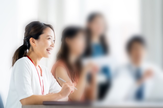 近くにいる人ははっきり聞こえるけど、離れた人は聞こえにくいイメージ。