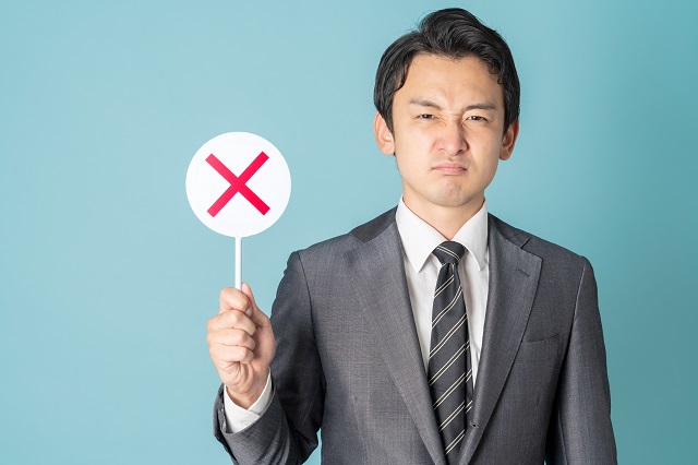 バツ印をもつ男性の画像