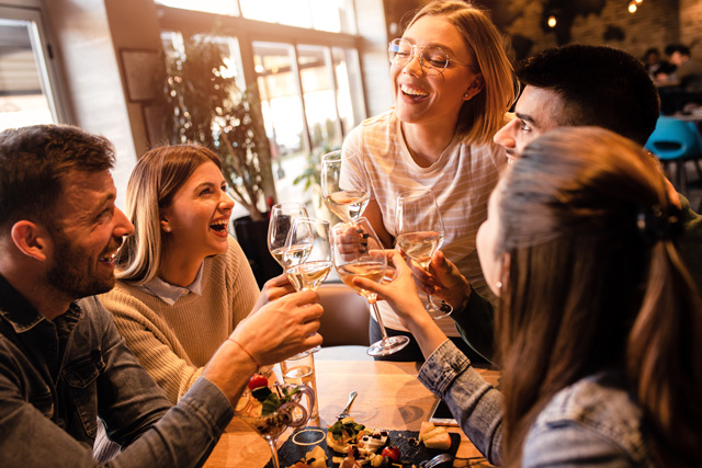 騒がしいレストランで、複数人との会話