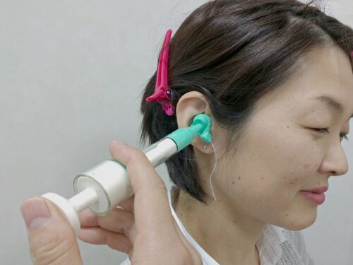 耳型採取している様子