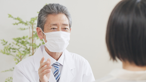 医師と話す鈴木さま