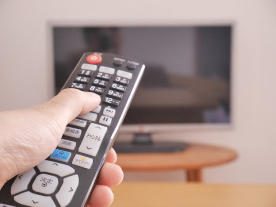テレビを見る
