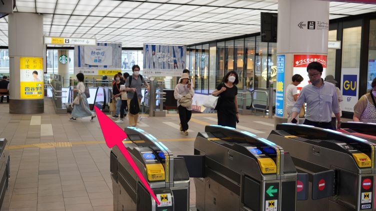 改札を通ったら正面の階段を下ります