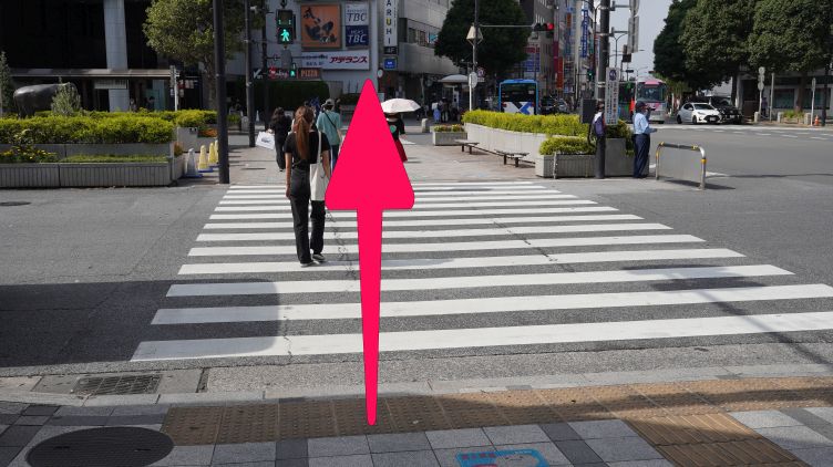 交番正面にある横断歩道を渡ります