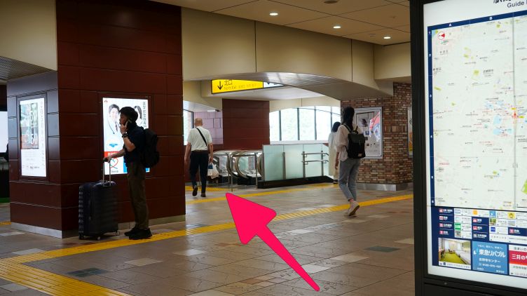エスカレータを下り、北口から外へ