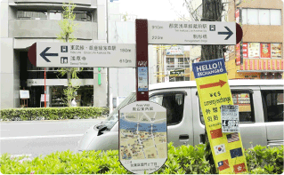 ８０ｍほど進むと、右手に当店が見えます。