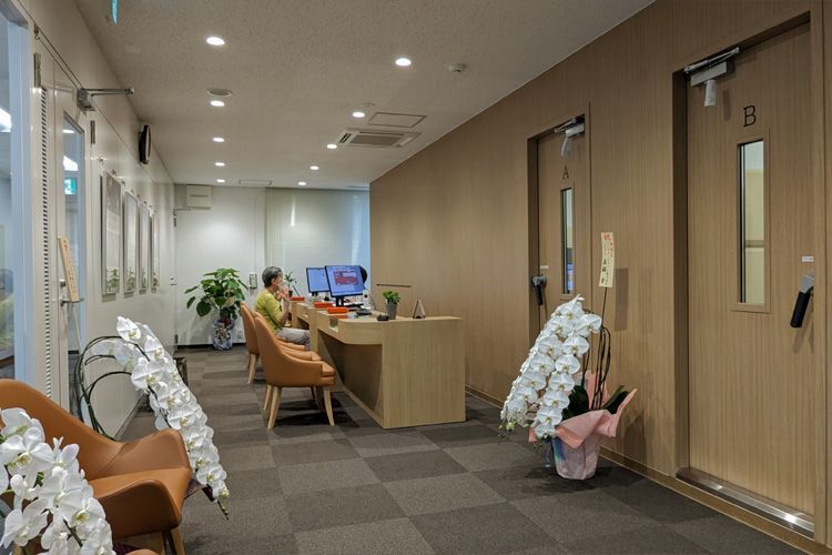 くつろいでお話しいただける自然な雰囲気の店内です