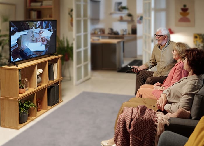 家族でテレビを見る様子